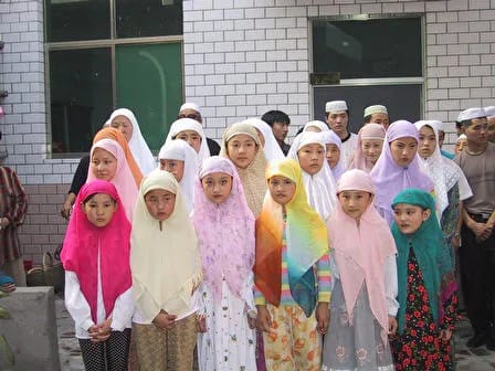 Anak-anak Muslim Hui di China dilarang untuk terlibat pendidikan agama di masjid selama libur Imlek. Foto: Repro Islampedia