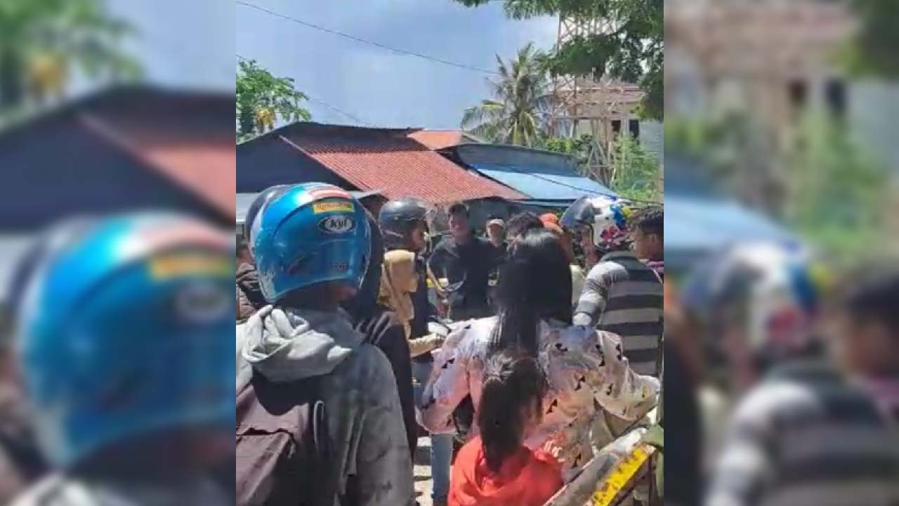Calon penumpang kapal feri di pelabuhan Tampo ribut diduga gegara banyaknya calo. Foto: Ist.