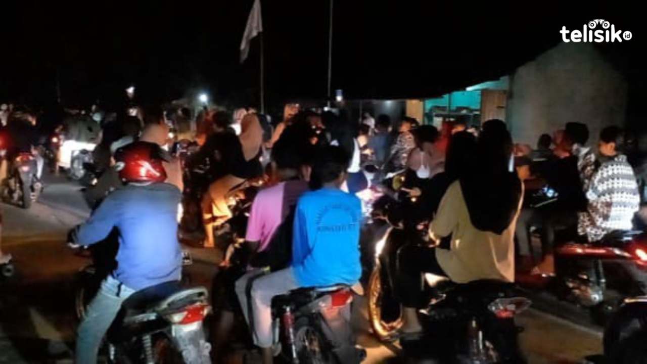 Umat Muslim memadati rute perjalanan takbiran keliling dengan iring-iringan kendaraan. Foto: Berto Davids/Telisik