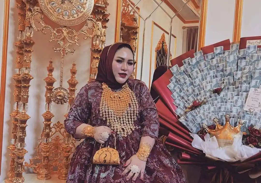 Nama Mira Hayati belakangan ini mendadak menjadi perbincangan usai membeli tas emas Rp 553 juta atau setara setengah miliar. Foto: Repro Instagram