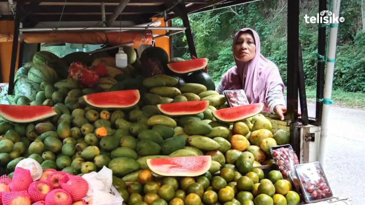 Salah satu komoditas pangan yang laris saat Ramadan adalah buah-buahan. Hingga memasuki dua pekan Ramadan, berbagai jenis buah laku keras. Foto: Elfinasari/Telisik