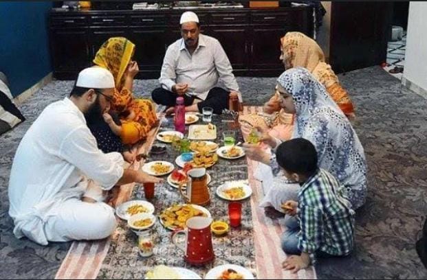 Makan terlalu banyak membuat organ tubuh bekerja lebih keras untuk mengeluarkan hormon dan enzim ekstra untuk memecah makanan. Foto: Repro Tribunnews.com