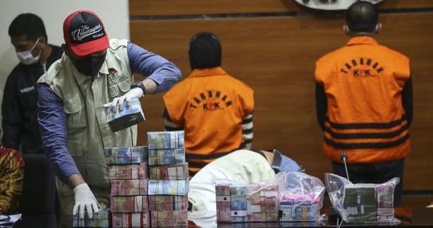 Bupati Kepulauan Meranti nonaktif Muhammad Adil diamankan oleh KPK terkait kasus tindak pidana korupsi. Foto: Ruangriau