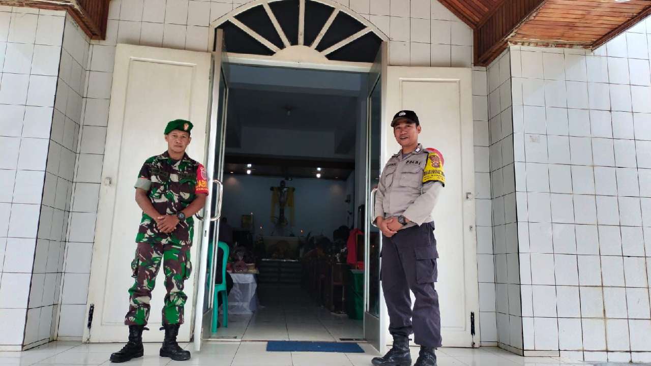 Pengamanan di tempat ibadah yang dilakukan oleh Bhabinkamtibmas Polsek Murhum Polres Baubau bersama Bhabinsa Koramil Wolio. Foto: Ist.