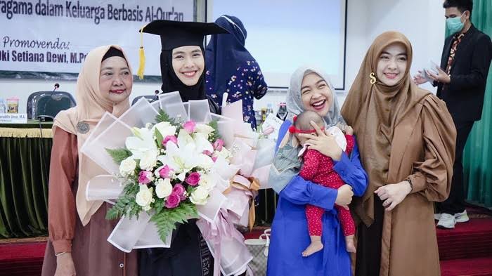 Aktris sekaligus ustazah, Oki Setiana Dewi masuk deretan artis berpendidikan tinggi yang meraih gelar doktor. Foto: Repro Detik.com