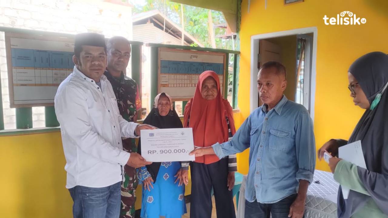 Kades Watondo, LM Rusman menyerahkan BLT pada warga tidak mampu. Foto: Sunaryo/Telisik