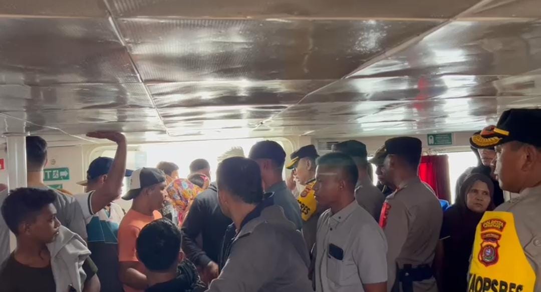 Diduga overkapasitas, salah satu kapal cepat rute Kendari-Raha-Baubau disidak polisi. Foto: Ist.