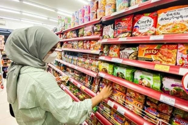 Mi instan tengah menjadi perbincangan karena diduga mengandung zat pemicu kanker, namun BPOM menyebut jika Indomie yang beredar di Indonesia aman. Foto: Repro Sindonews.com