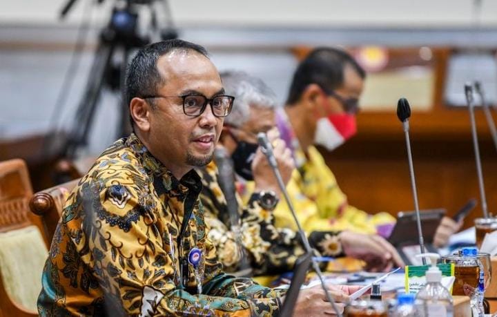 Kepala Pusat Pelaporan dan Analisis Transaksi Keuangan (PPATK) Ivan Yustiavandana (kiri), mendapati angka transaksi mencurigakan oknum Kemenkeu senilai Rp 35 triliun. Foto: Repro Kompas.com