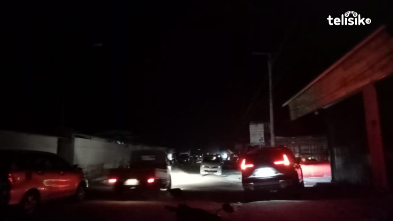 Meski sempat padam sebanyak dua kali namun sekira pukul 19.13 Wita listrik kembali menyala. Meski sempat dikeluhkan, warga bersyukur listrik kembali menyala. Foto: Nur Khumairah/Telisik