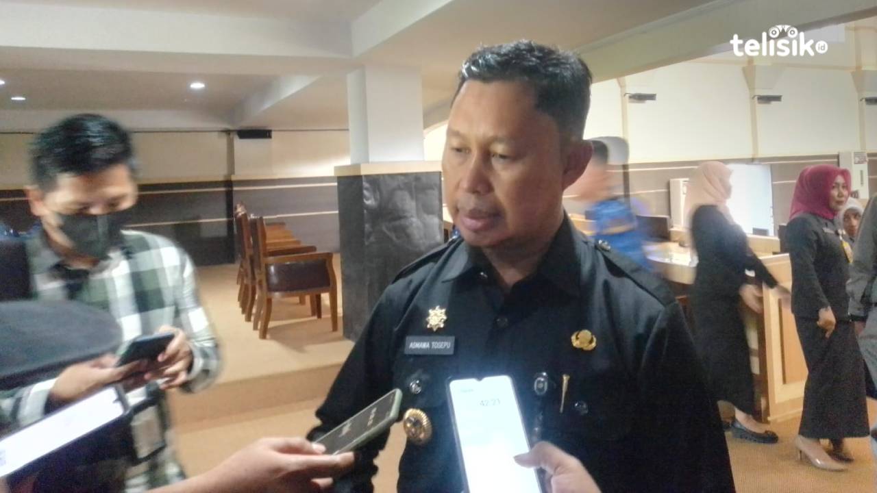 Pj Wali Kota Kendari, Asmawa Tosepu menyebut ASN lingkup Kota Kendari bakal menerima sanksi jika didapati menambah libur lebaran 2023. Sanksi yang diberikan berupa sanksi lisan dan tertulis. Foto: Nur Khumairah/Telisik