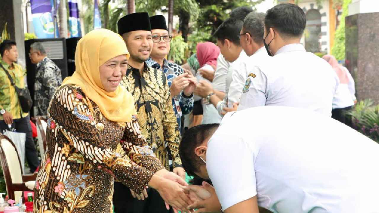 Gubernur Jawa Timur, Khofifah Indar Parawansa berbagi tips untuk menghadapi cuaca panas esktrem yang menghantui Jawa Timur saat ini. Foto: Ist.
