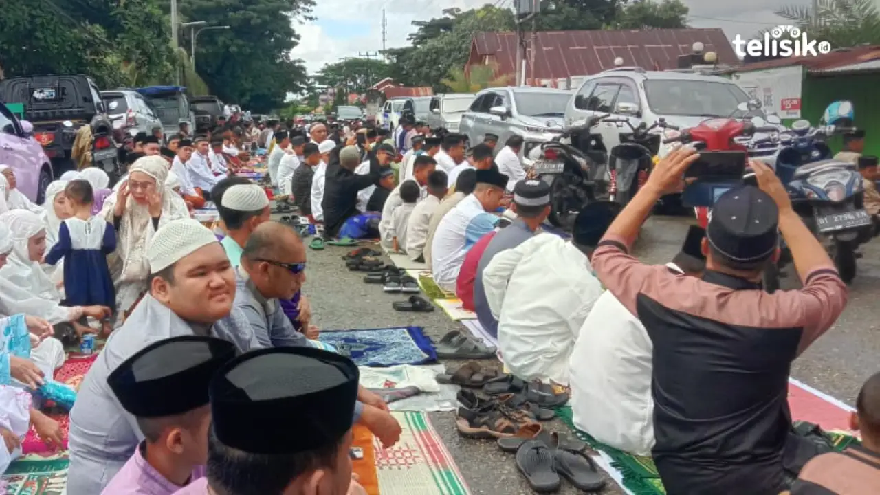 Ratusan jemaah yang sedang salat Idul Fitri 1443 H di jalan raya. Foto: Hendri Ade Sucipto/Telisik