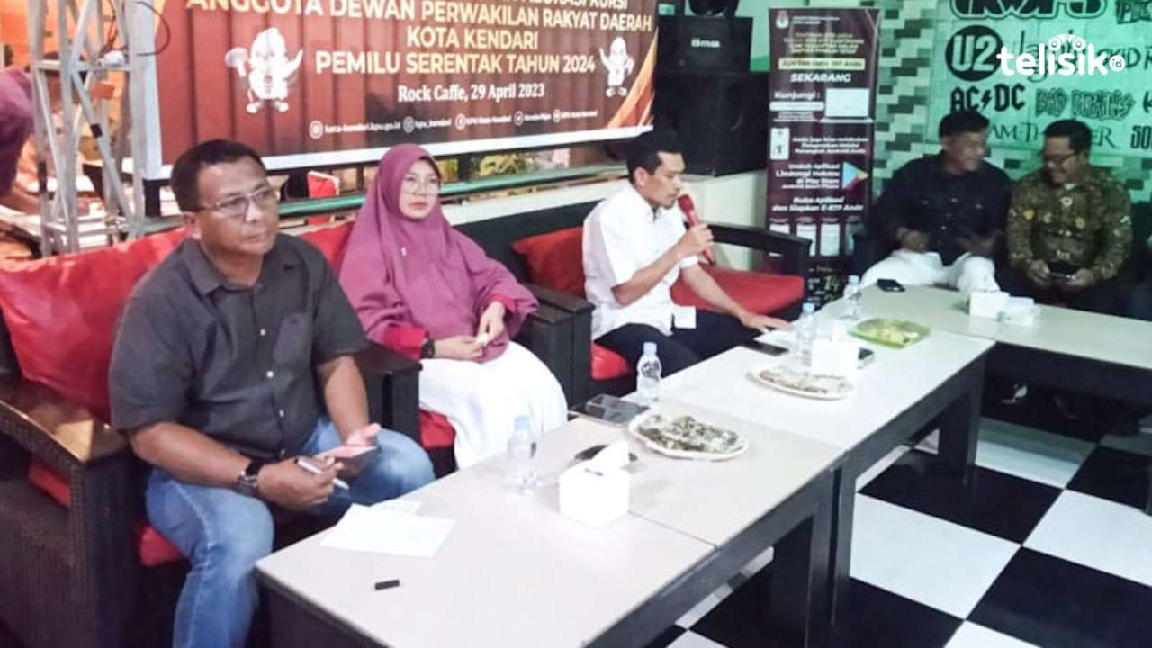 Para komisioner KPU Kota Kendari dalam sosialisasi dapil dan alokasi kursi anggota DPRD Kendari pada Pemilu 2024. Foto: Kardin/Telisik
