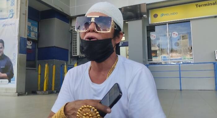Usai Mira Hayati viral setelah memamerkan tas emas setengah miliar, sosok pemudik asal Kabupaten Bone, Sulawesi Selatan, Haji Lady ikut mencuri perhatian. Foto: Repro Indozone