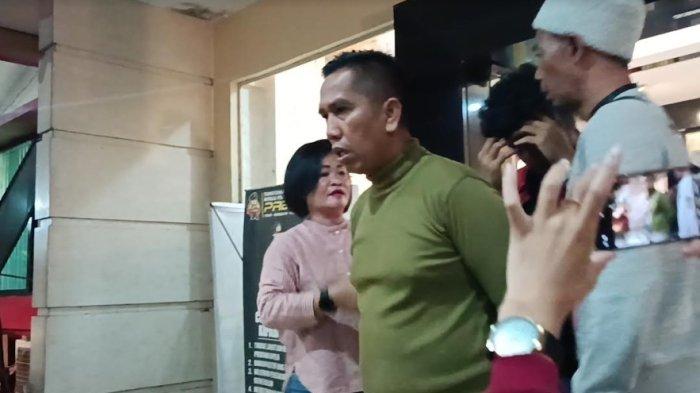 AKBP Achiruddin Hasibuan ketika diamankan petugas dari Propam Polda Sumatera Utara atas kasus dugaan penganiayaan yang dilakukan anaknya. Foto: Dokumentasi tim LBH Medan