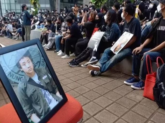 Kematian mahasiswa UI, Akseyna Ahad Dori di Danau Kenanga UI masih menyimpan misteri, meski delapan tahun telah berlalu. Namun kasus tersebut tak kunjung terkuak. Foto: Repro Harianhaluan.com