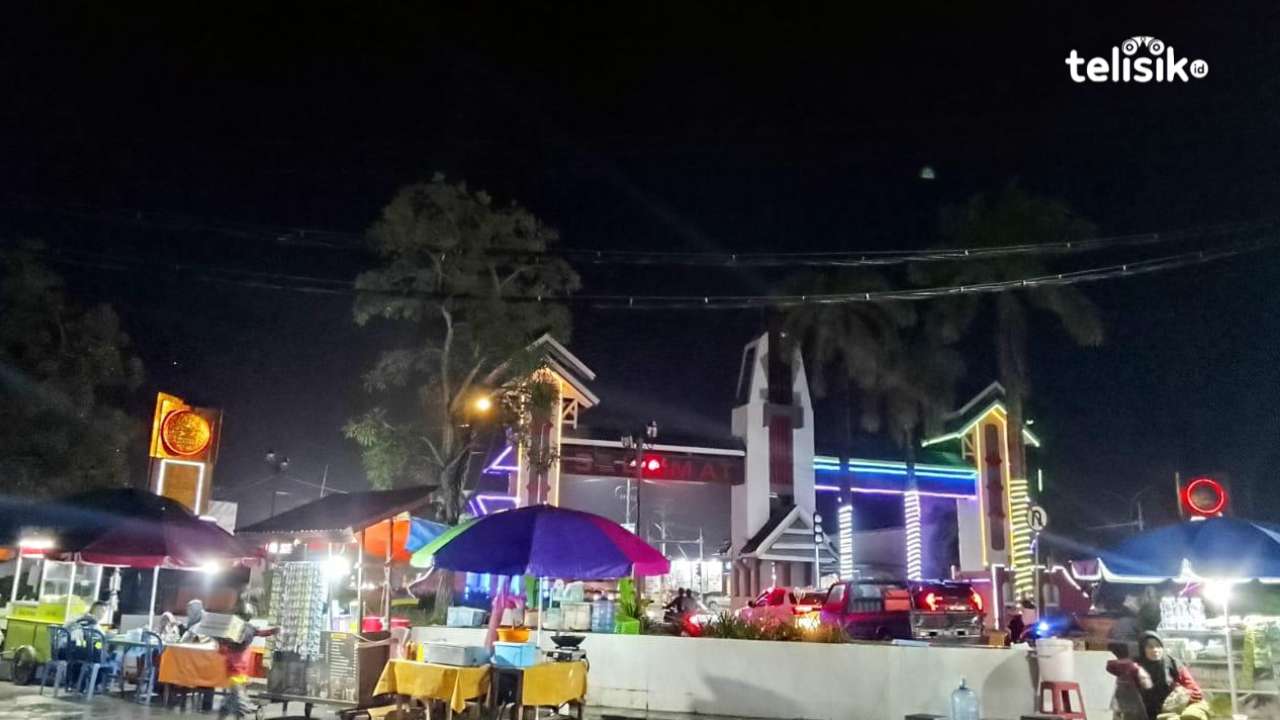 Nuansa malam hari di batas Kota Kendari dipenuhi penjual jajanan serta di pinggiran terdapat banyak hiasan lampu warna-warni. Foto: Febry Jahra Lestiani/Telisik