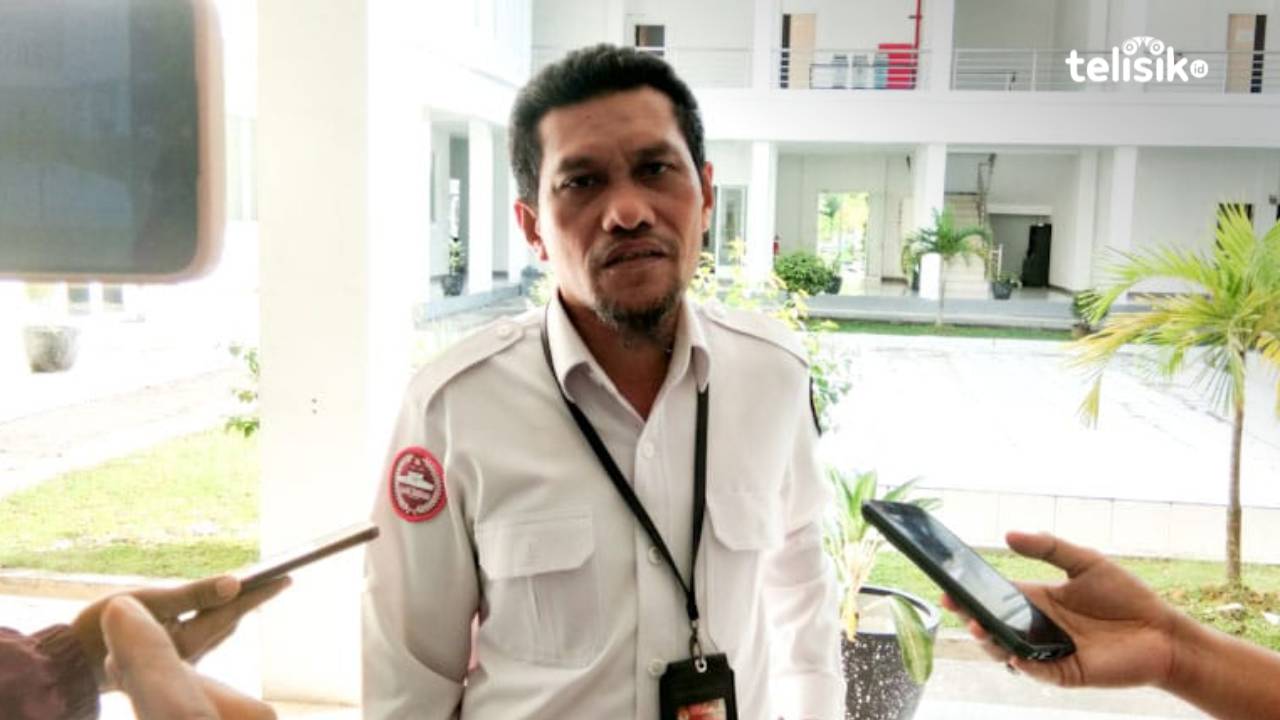 Ketua KPU Kota Kendari, Jumwal Shaleh menyebut jumlah penduduk tidak mencapai 400 ribu plus 1 jiwa, penyebab alokasi kursi di DPRD tidak mencapai 40 kursi. Foto: Kardin/Telisik