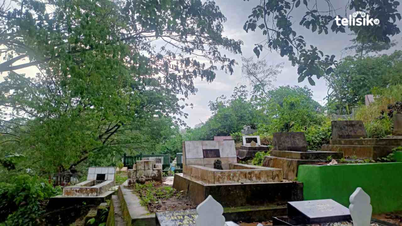 Kuburan yang diyakini horor terletak di atas bukit dan ditumbuhi oleh pohon-pohon besar, kuburan ini dianggap sebagai tempat angker yang dihuni oleh arwah-arwah yang tidak tenang. Foto: Ahmad Jaelani/Telisik