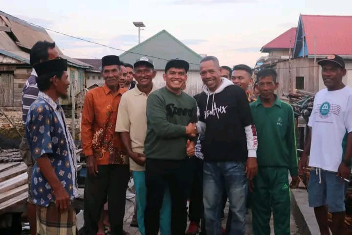 LM Amsar (tengah berbaju hijau) saat sosialisasi dan bersilaturahmi bersama masyarakat, mendorong dan menawarkan program strategis untuk pertumbuhan ekonomi masyarakat Muna Barat ke depan. Foto: Ist.