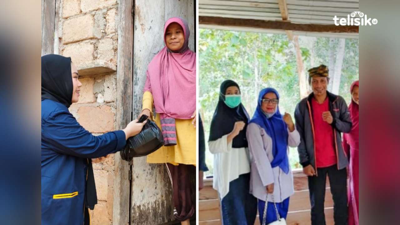 Mahasiswa Prodi Promkes UKPM membagikan sembako pada masyarakat Desa Liangkabori. Foto: Sunaryo/Telisik