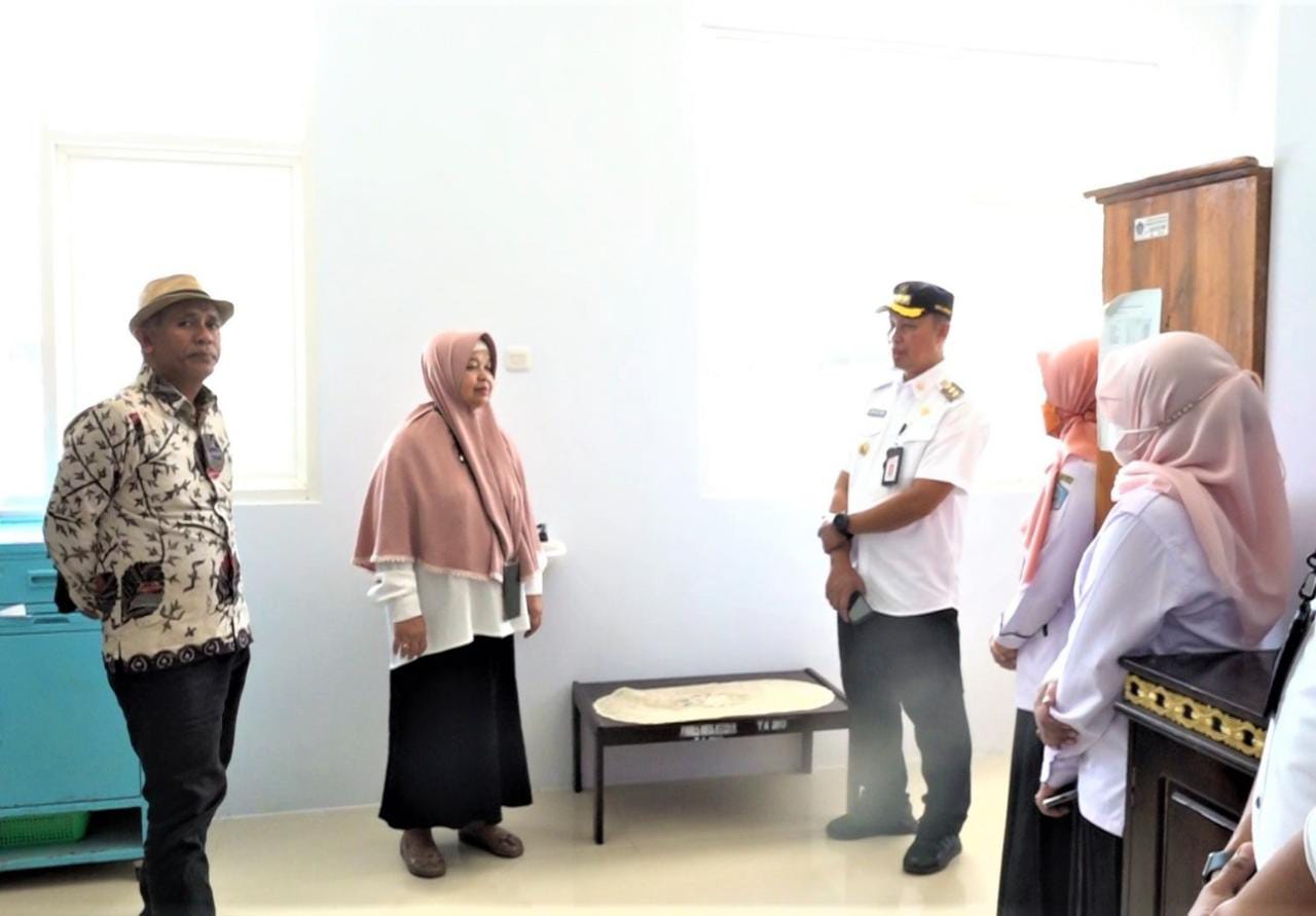 Pj Wali Kota Kendari Asmawa Tosepu (tengah) meninjau gedung Puskesmas Kandai bersama Kepala Dinas Kesehatan dan anggota DPRD Kota Kendari Ld Azhar. Foto: Ist.