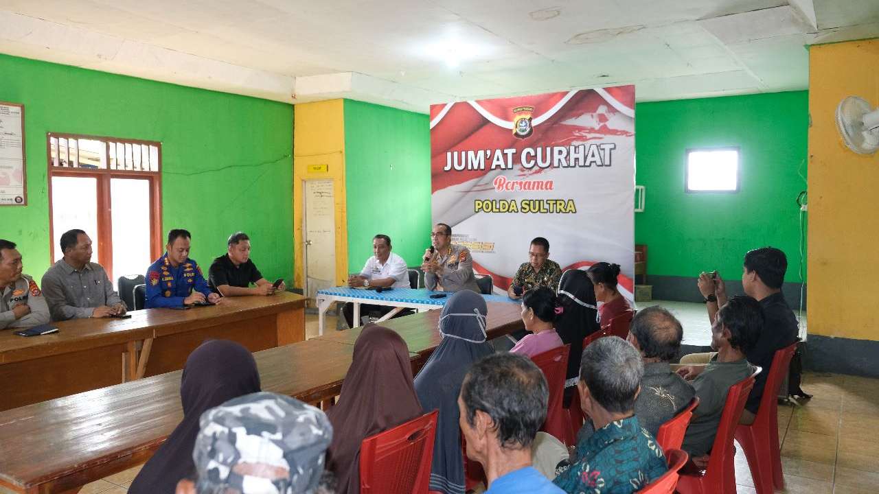 Jumat curhat bersama Polda Sulawesi Tenggara dilaksanakan di Balai Desa Kota Bangun, Kecamatan Ranomeeto, Kabupaten Konawe Selatan, Kamis (6/4/2023). Foto: Ist.