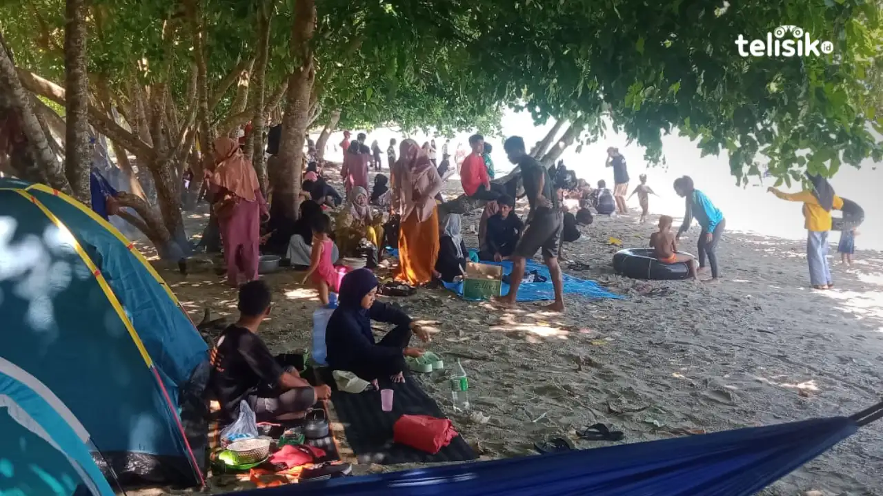 Hari ketiga pasca lebaran objek wisata pasir putih Pantai Berova masih ramai dikunjungi wisatawan lokal. Foto: Muh. Risal H/Telisik
