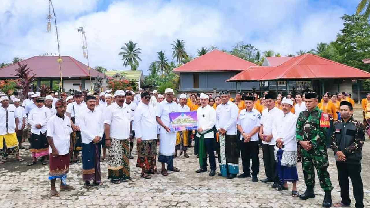 Penyerahan bantuan rumah ibadah pura di desa Adat Amerta Sari Desa Mekar Jaya Kecamatan Dangia. Foto: Ist.