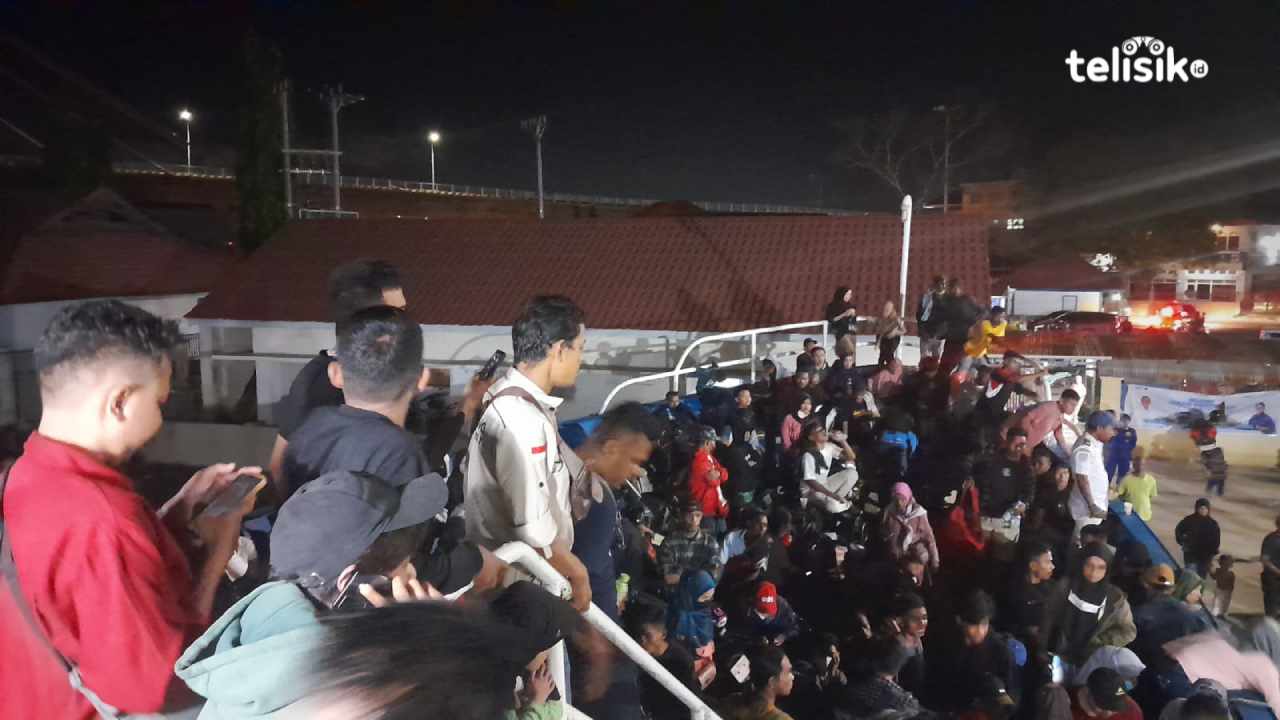 Jelang Idul Fitri penumpang membludak di pelabuahan kapal malam rute Kendari-Raha. Foto: La Ode Andi Rahmat/Telisik