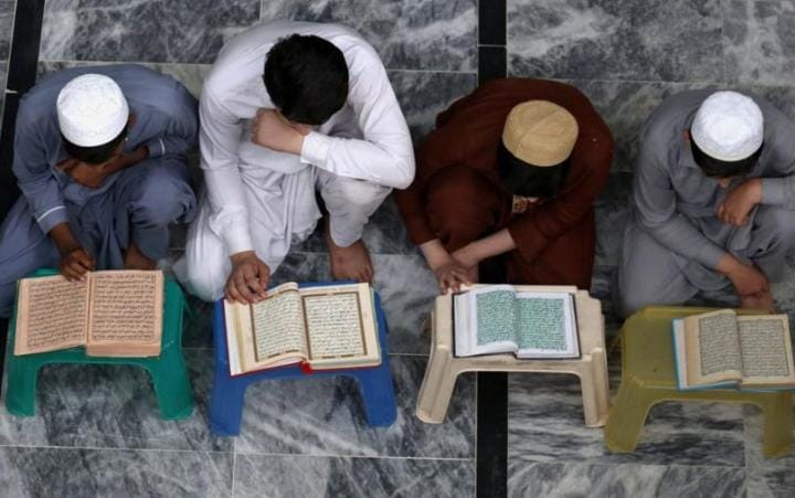 Membaca Al-Qur'an merupakan salah satu amalan yang perlu diperbanyak 10 hari terakhir Ramadan. Foto: Repro Republika.co.id