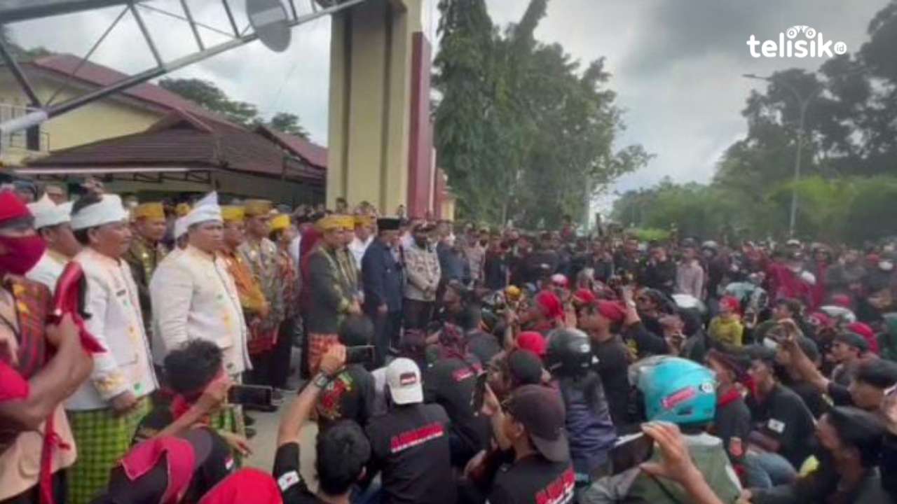 Ratusan massa yang tergabung dalam organisasi Tamalaki menggeruduk Mapolda Sulawesi Tenggara perkara penghinaan suku. Foto: Rasmin Jaya/Telisik