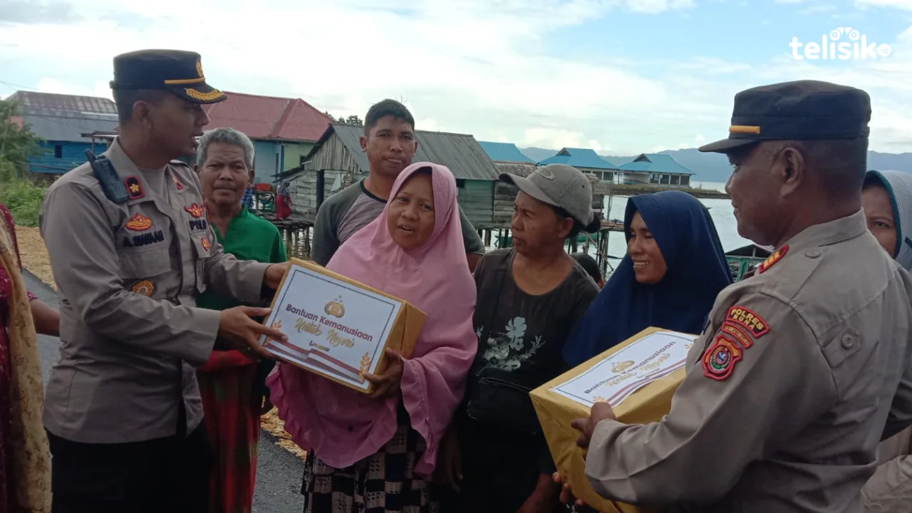 Wakapolres Muna, Kompol Anggi Ap Siaahan memberikan bantuan sembako pada warga tidak mampu yang terdampak kenaikan harga BBM. Foto: Sunaryo/Telisik