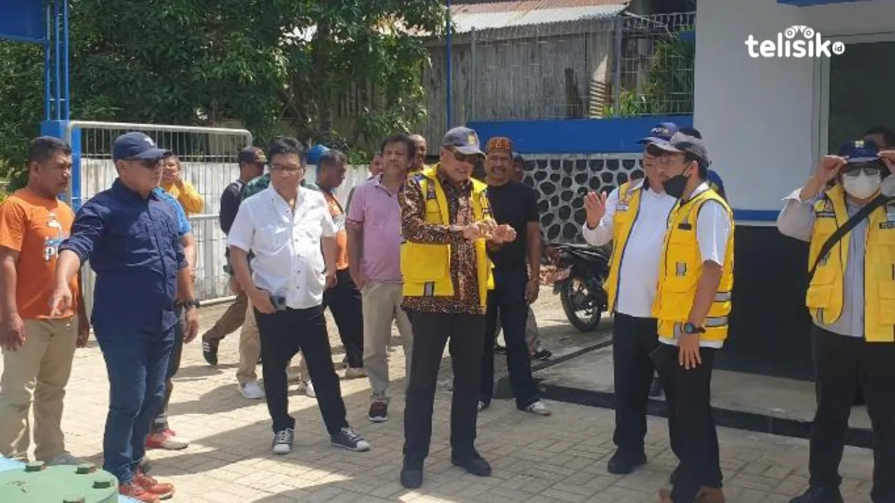 Wakil Ketua Komisi V DPR-RI, Ridwan Bae saat meninjau bak penampungan air di DAS Jompi. Foto: Sunaryo/Telisik