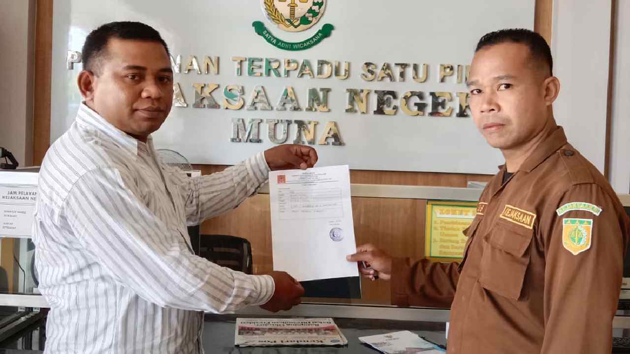 Dewan Pembina AP2 Sulawesi Tenggara, La Ode Hasanuddin Kansi saat melaporkan dugaan korupsi di Kejari Muna. Foto: Ist.