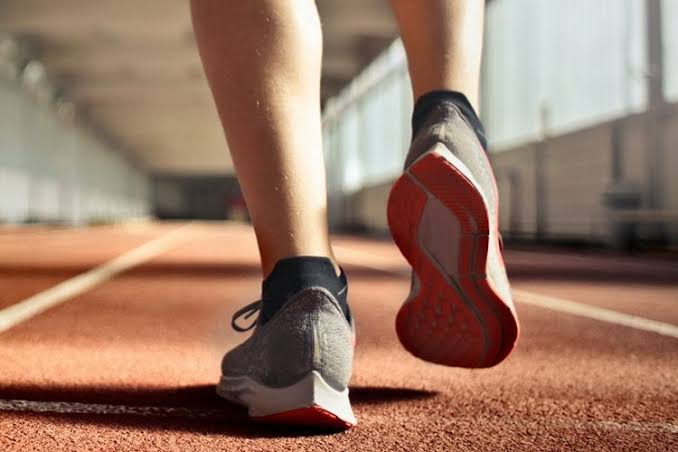 Kita bisa melakukan olahraga ringan jalan kaki setelah menjalani sahur pada pagi hari. Foto: Pexels.com