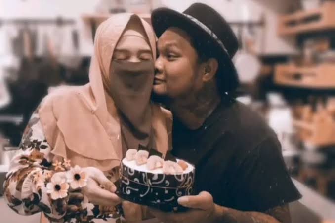 Penyanyi Virgoun saat ini menyorot perhatian setelah sang istri, Inara Rusli membongkar tabiat suaminya yang kerap selingkuh dan jajan PSK. Foto: Kompas.com