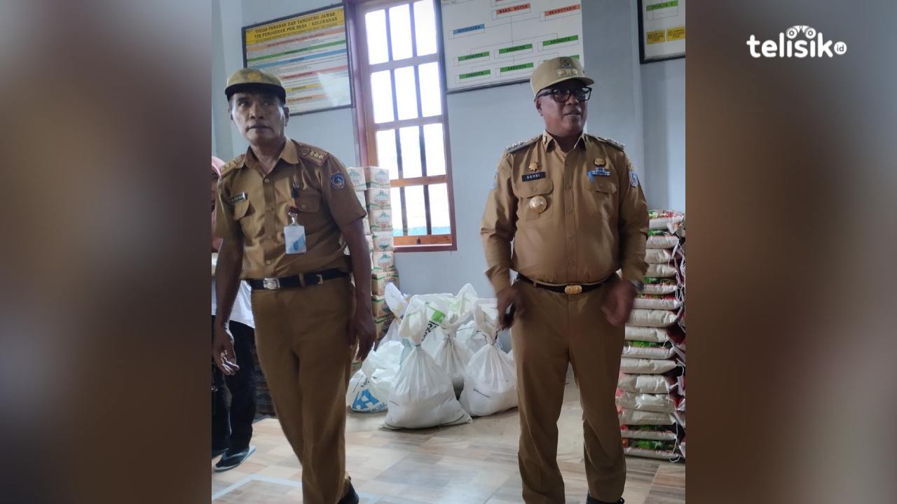 Pj Bupati Muna Barat, Bahri (kanan) bersama Kepala Dinas Ketahanan Pangan Muna Barat La Ode Aka (kiri) saat penyaluran paket sembako bagi masyarakat. Foto: Putri Wulandari/Telisik
