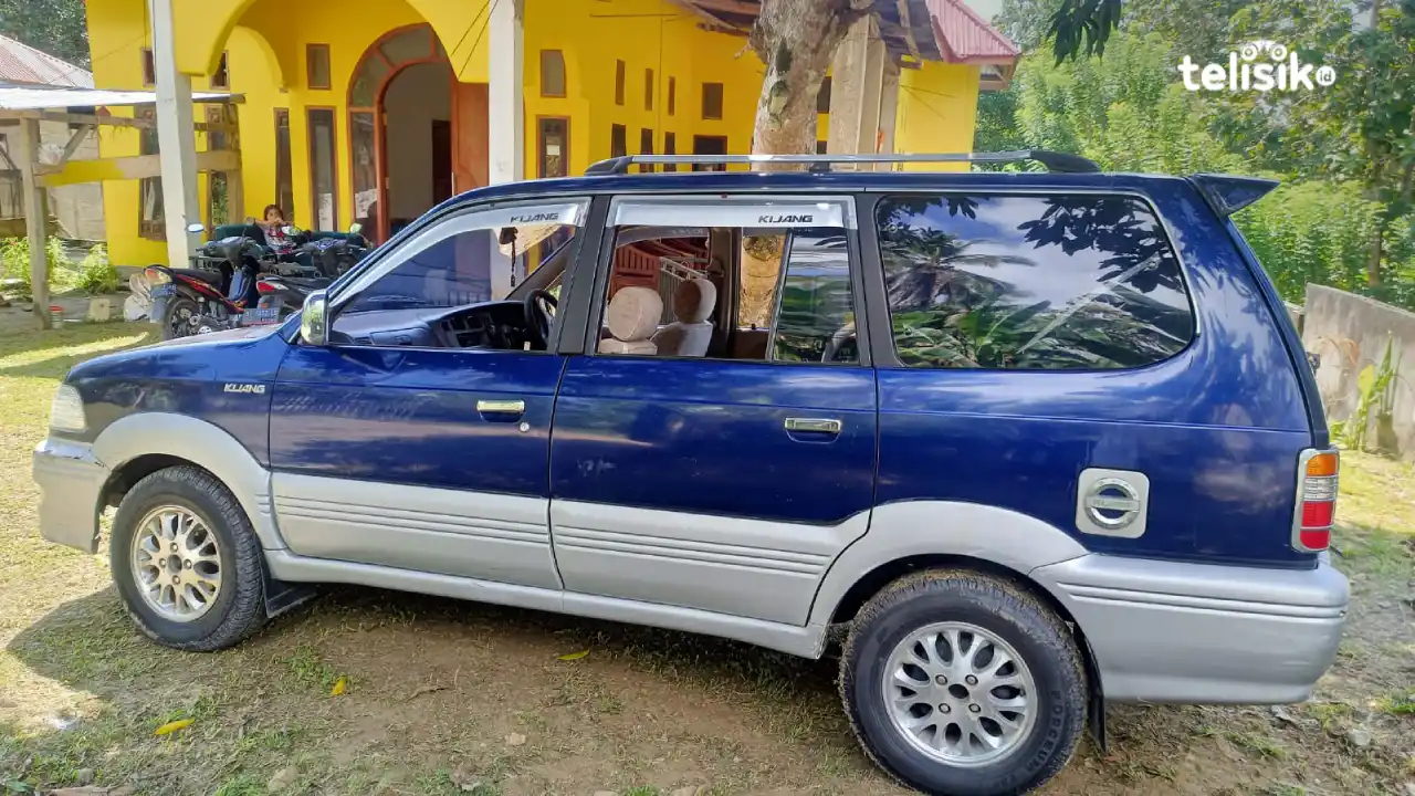 Toyota Kijang Krista memiliki bumper depan dan belakang yang lebih membulat, serta diaplikasikannya side moulding dan over fender yang membuatnya terlihat lebih gambot. Foto: Ahmad Jaelani/Telisik