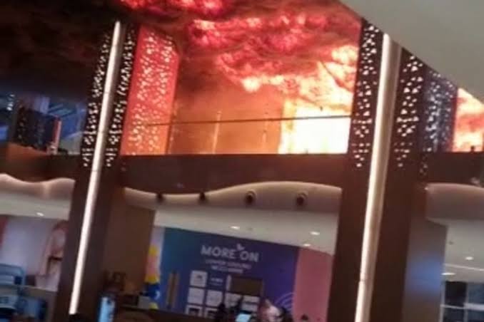 Kondisi Trans Studio Mall (TSM) Makassar saat terbakar pada Senin petang, (24/4/2023). Foto: Repro Kompas.com
