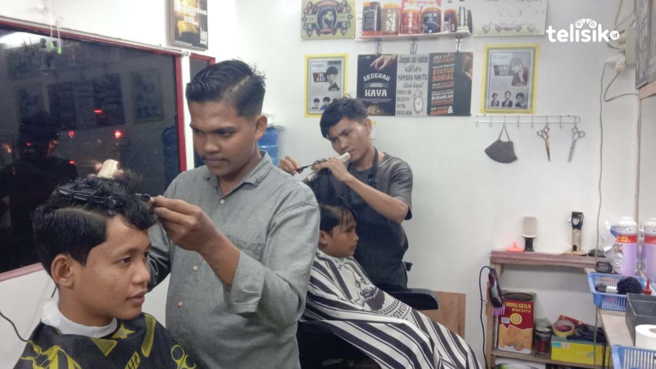 Tukang cukur di Kabupaten Muna panen cuan menjelang lebaran Idul Fitri. Foto: Sunaryo/Telisik