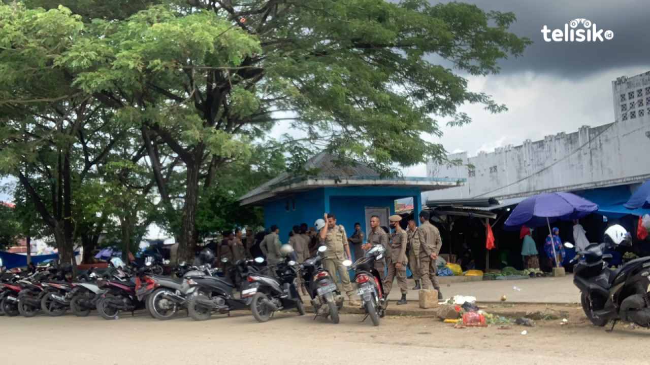 Suasana pengawasan Kota Sehat oleh Satpol PP Baubau di Pasar Wameo. Foto: Elfinasari/Telisik