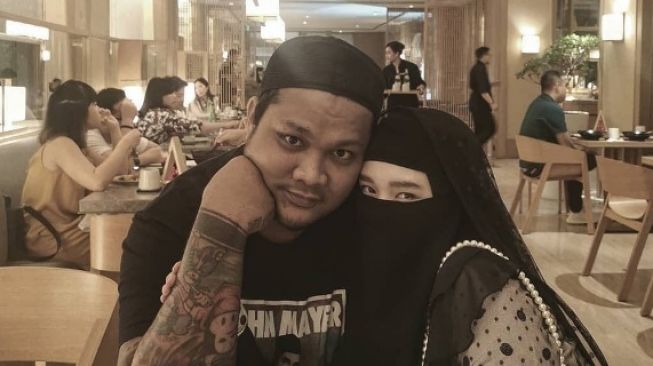 Inara Rusli, istri Virgoun akhir-akhir ini menjadi sorotan lantaran ulahnya sendiri. Inara Rusli tampak membongkar perselingkuhan Virgoun dengan sosok bernama Tenri Anisa. Foto: Instagram