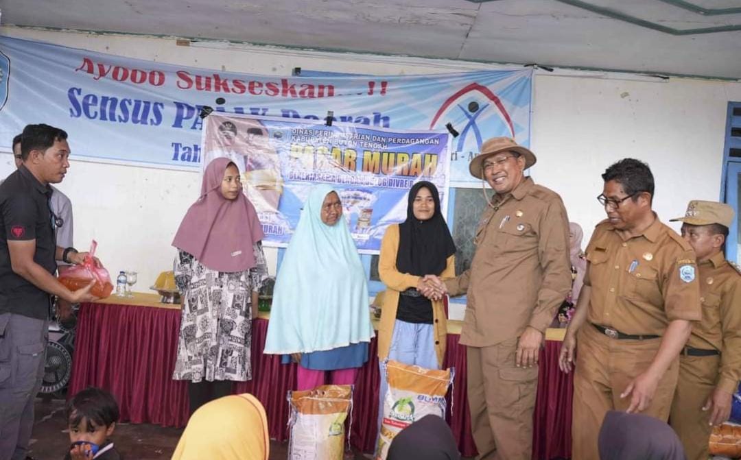 Pj Bupati Buton Tengah, Muh Yusup saat membuka secara resmi pasar murah di Kabupaten Buton Tengah. Foto: Ist.