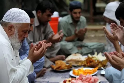 Selain tidak memiliki kebiasaan buka puasa bersama (bukber), umat Islam Mesir selama bulan suci Ramadan juga begadang. Foto: Repro Sindonews.com