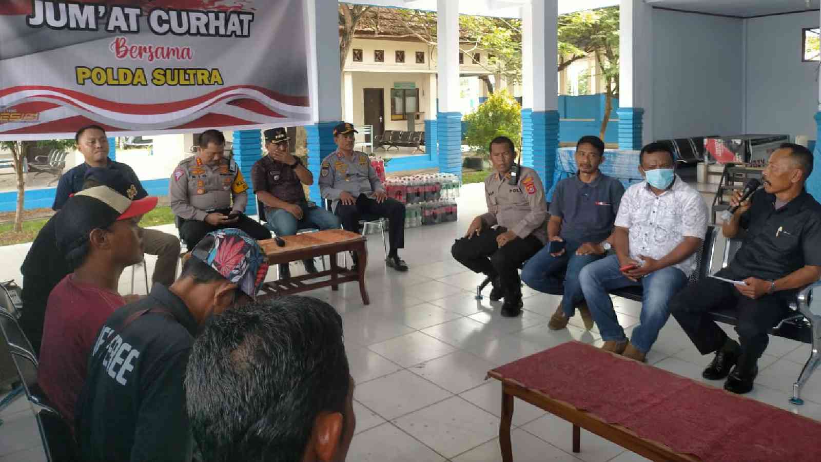 Program Jumat curhat bersama Polda Sulawesi Tenggara dilaksanakan di Terminal Baruga Kota Kendari, Jumat (21/4/2023). Foto: Ist.