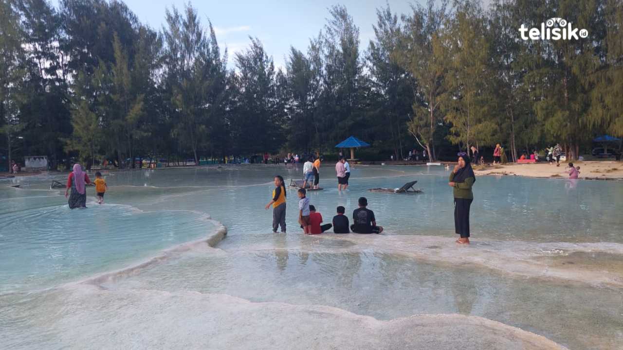 Terlihat pengunjung wisata air panas Wawolesea Konawe Utara menikmati air panas bersama keluarga dan melakukan foto bersama. Foto: Bima Saputra Lotunani/Telisik