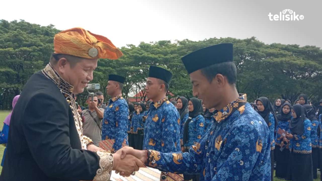 Bupati Muna, LM Rusman Emba menyerahkan SK 100 persen kepada 234 CASN. Foto: Sunaryo/Telisik