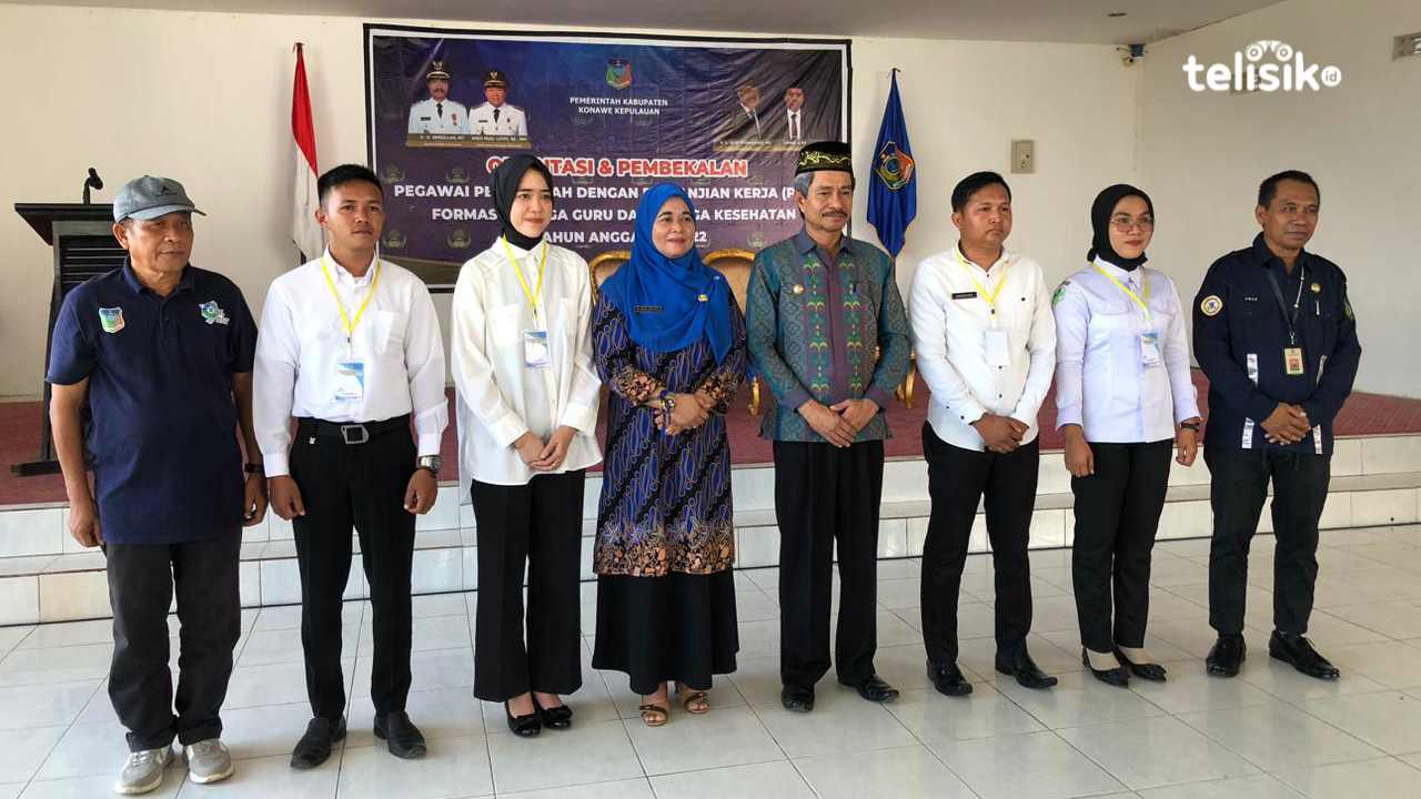 Pemberi secara simbolis kartu peserta kepada perwakilan PPPK oleh Bupati Konawe Kepulauan, Jumat (12/5/2023). Foto: Lukman Nul Hakim/Telisik